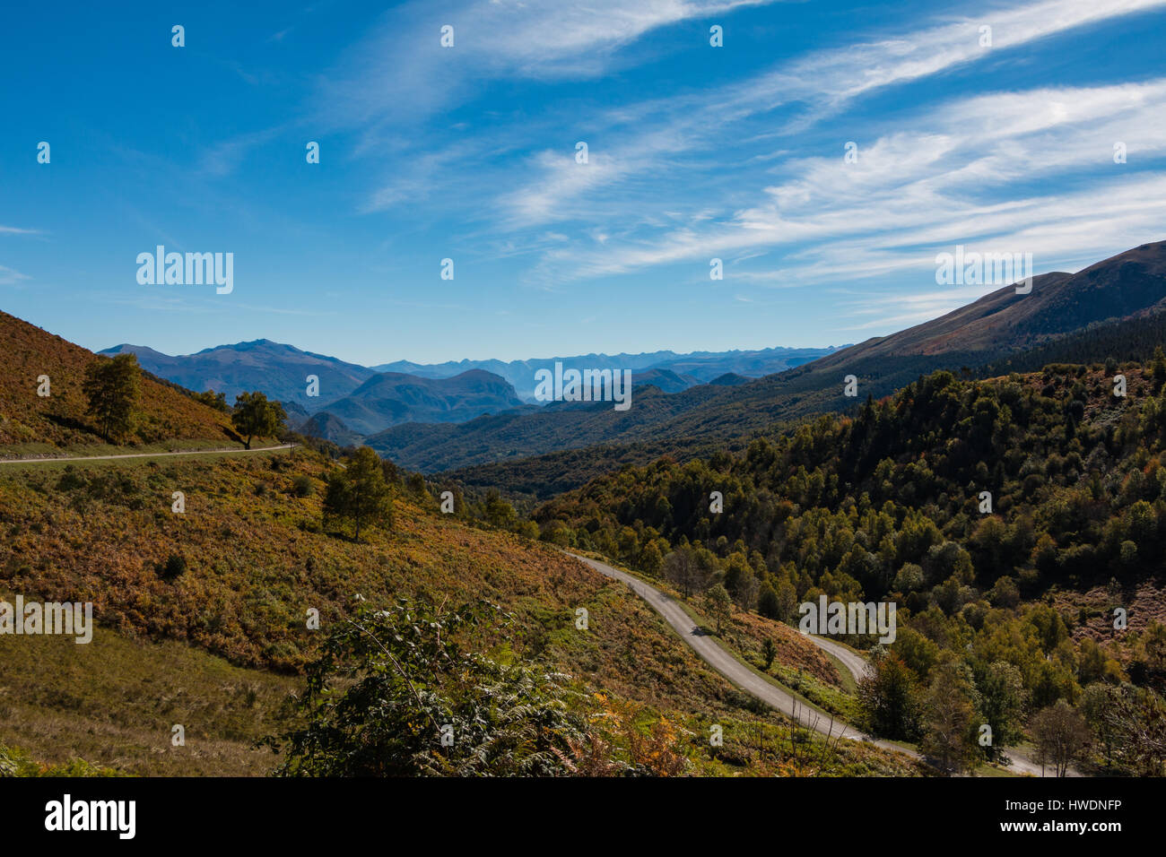 Un avvolgimento strada panoramica nei Pirenei in autunno Foto Stock