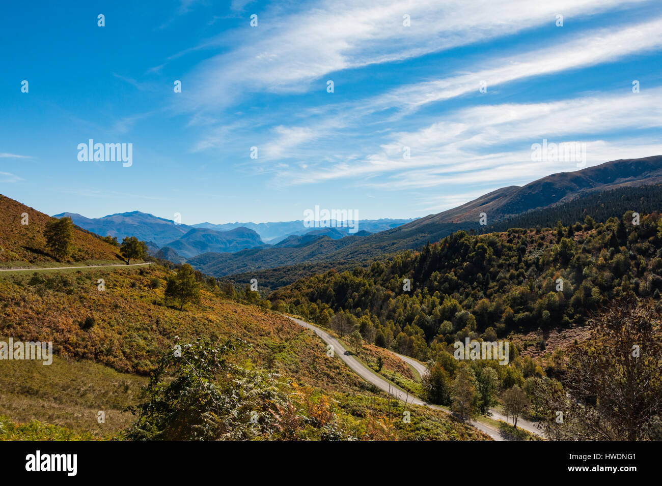 Un avvolgimento strada panoramica nei Pirenei in autunno Foto Stock