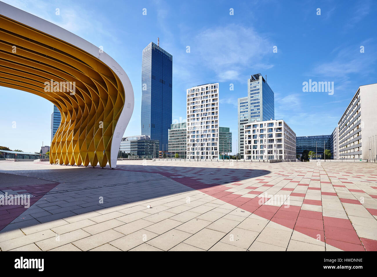 Vienna, Austria - 14 agosto 2016: architettura moderna di Vienna Donau complesso su una bella giornata d'estate. Foto Stock