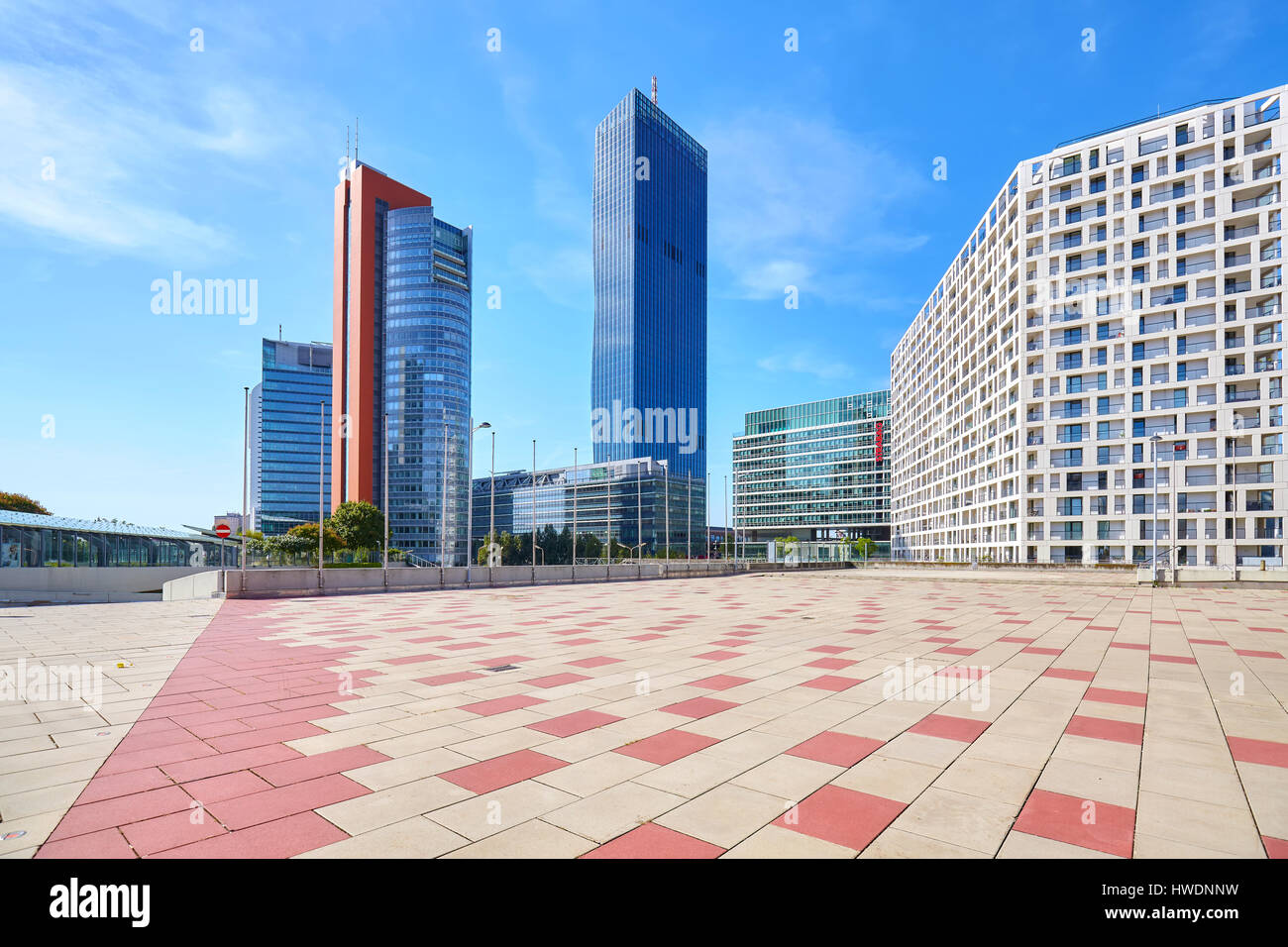 Vienna, Austria - 14 agosto 2016: architettura moderna di Vienna Donau complesso su una bella giornata d'estate. Foto Stock