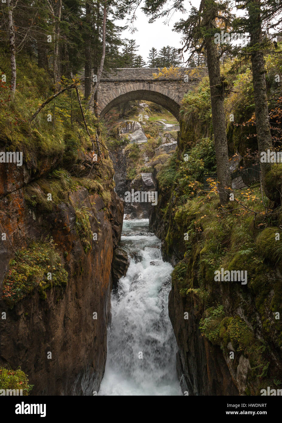 Acqua correre sotto il Pont d'Espagne nei Pirenei, Francia Foto Stock