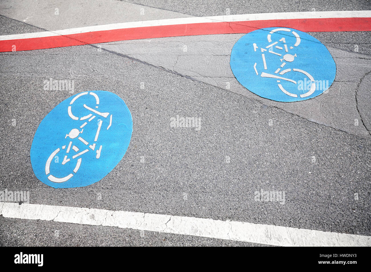 Pista ciclabile segno blu su una strada asfaltata. Foto Stock