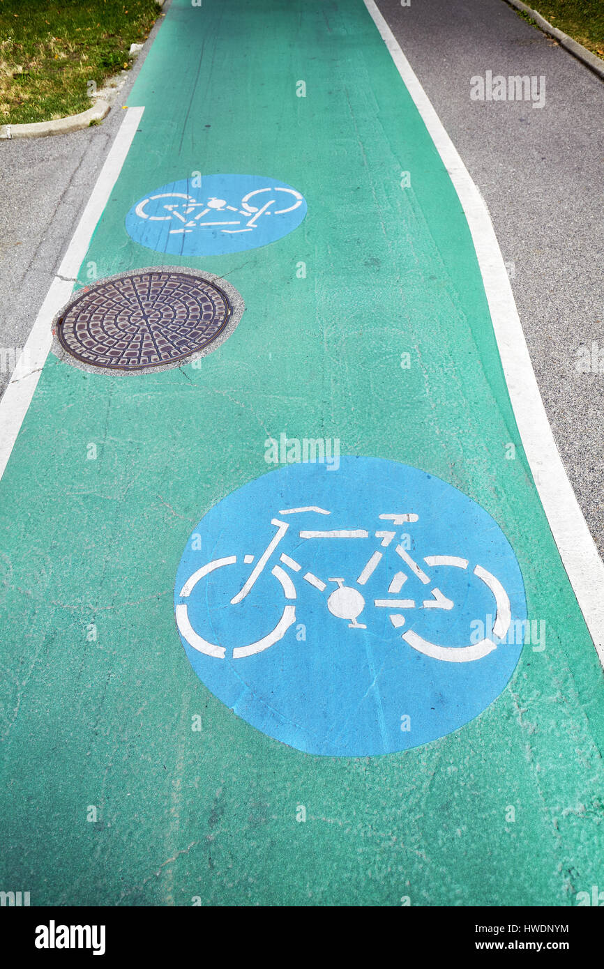Verniciato di verde bicicletta asfalto corsia su una strada. Foto Stock