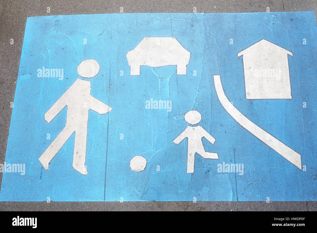 Abitato blu strada segno dipinto su una strada asfaltata. Foto Stock