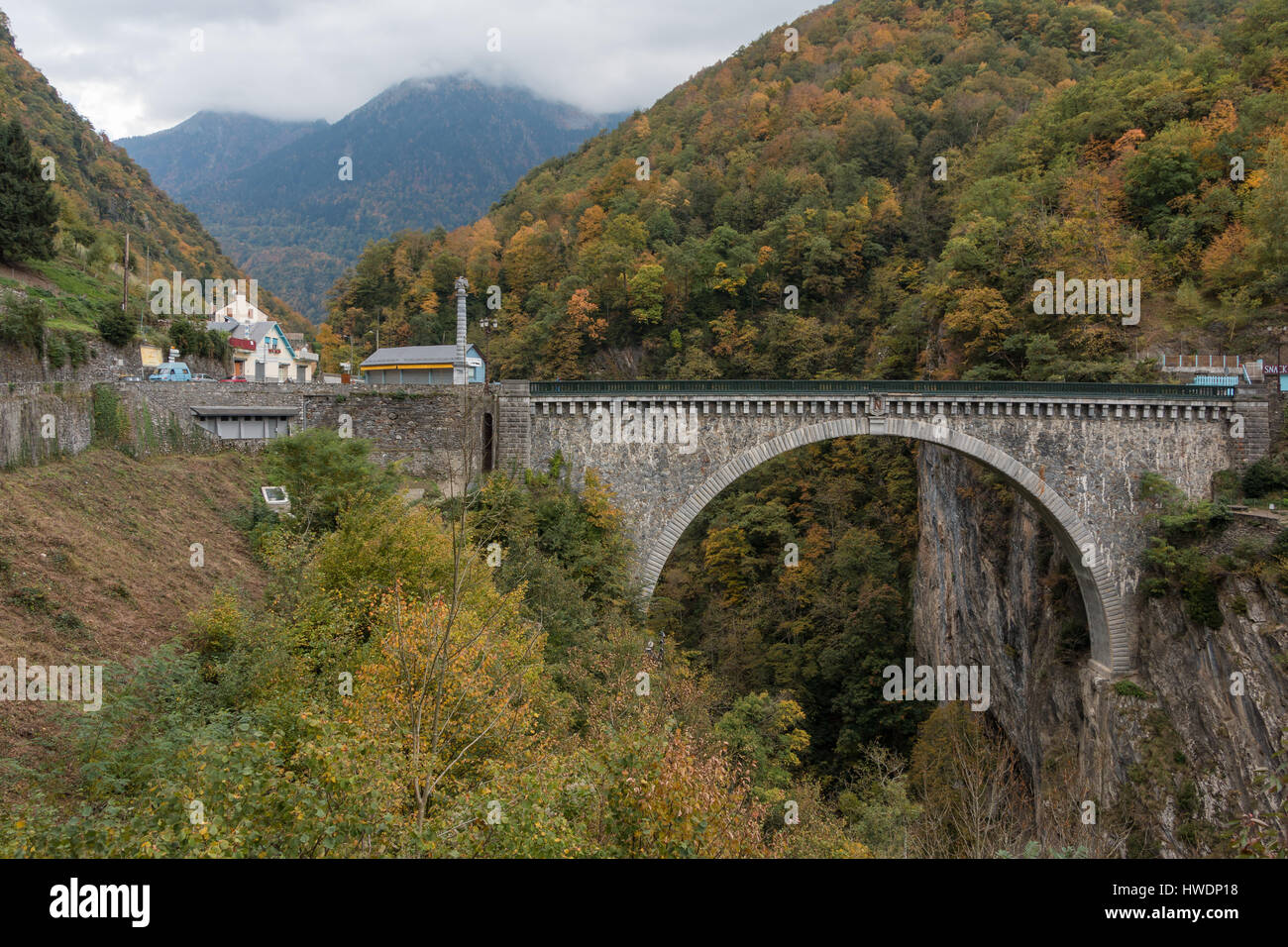 Un ponte ad arco che attraversa una gola nei Pirenei, Francia Foto Stock