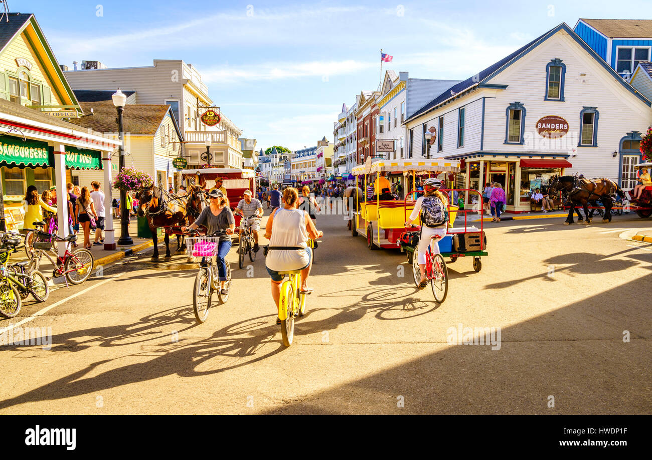 Isola di Mackinac, Michigan, 8 Agosto 2016: vacanzieri prendere su Market Street sull isola di Mackinac che è costeggiata da negozi e ristoranti. Non motorizzato Foto Stock