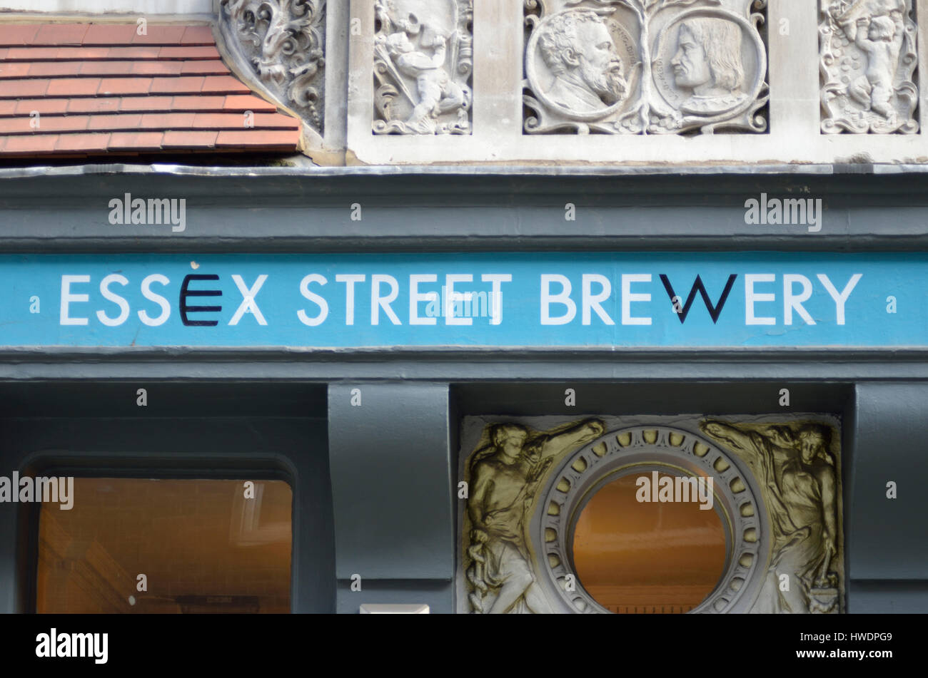 Il Tempio Brew House - Essex Street Brewery microbirreria pub nella città di Londra, Regno Unito. Foto Stock