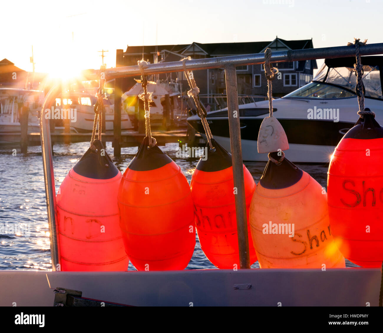 NC00827-00...CAROLINA DEL NORD - Tramonto sul lago di argento del porto al comune di Ocracoke, Ocracoke Island in Outer Banks. Foto Stock