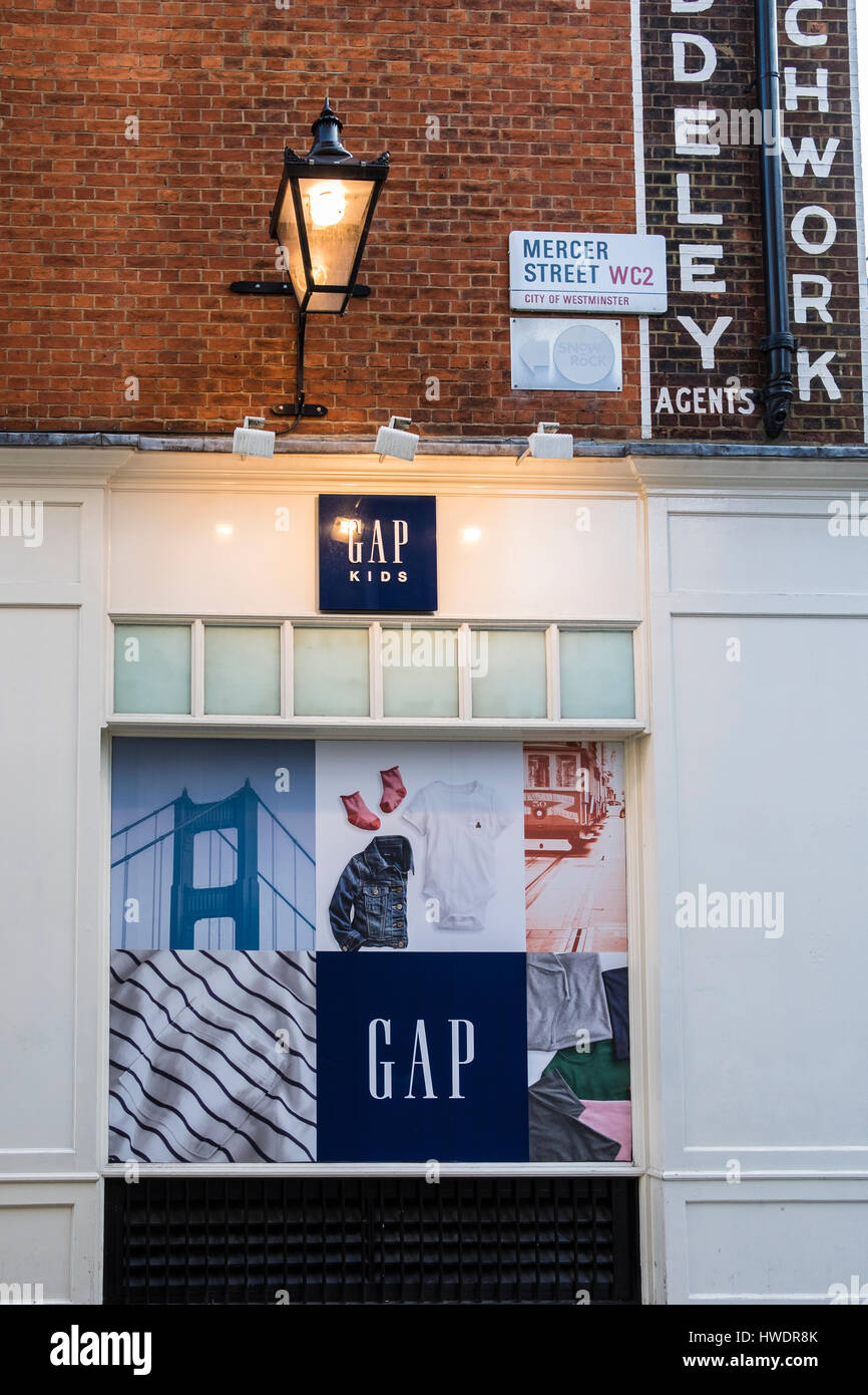 GAP Store su Long Acre, Covent Garden di Londra, Inghilterra, Regno Unito Foto Stock