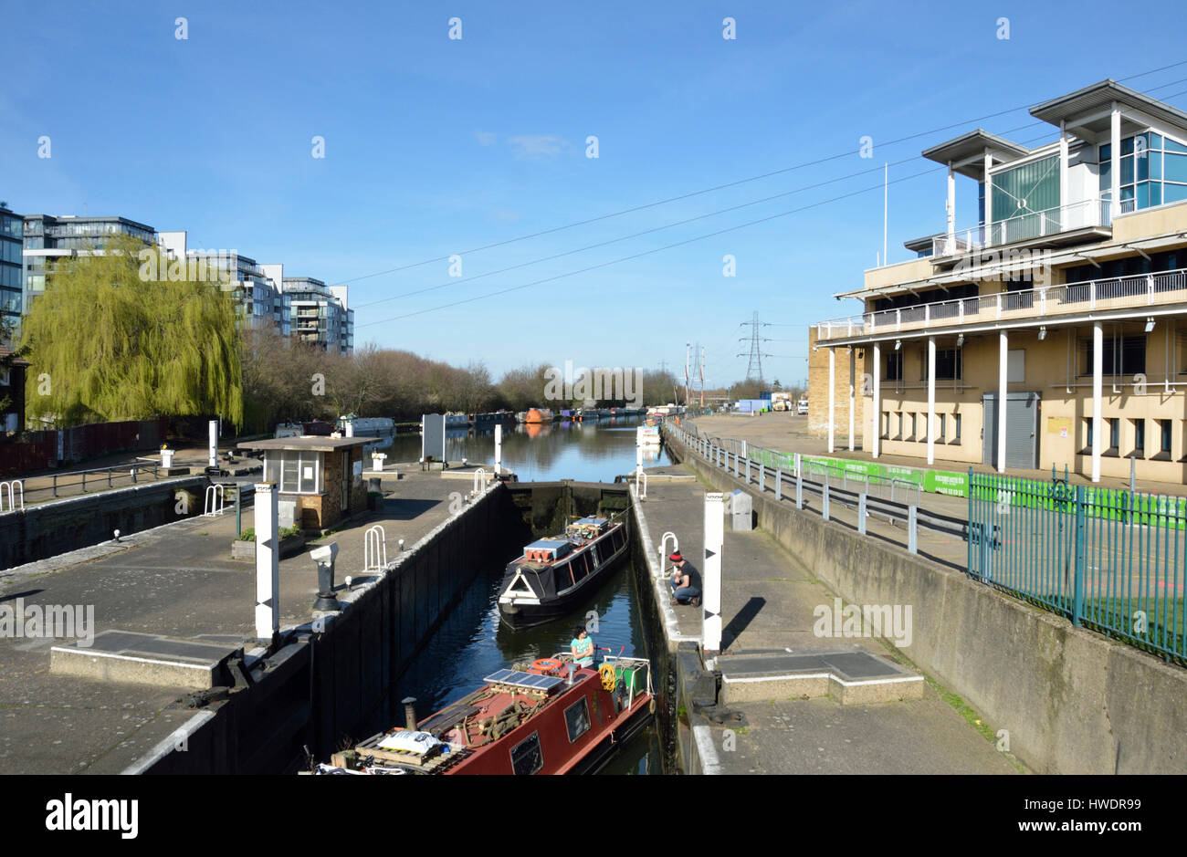 Fiume Lea Navigation Tottenham serratura 17, Tottenham Hale, Londra, Regno Unito. Foto Stock