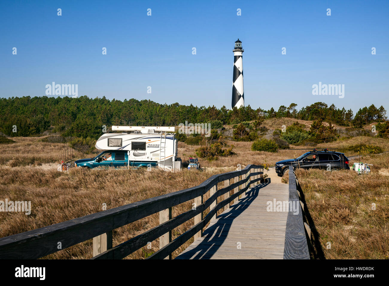 NC00891-00...CAROLINA DEL NORD - Le auto passando di Cape Lookout Faro sulla sabbia della strada attraverso le dune del in Cape Lookout National Seashore. Foto Stock