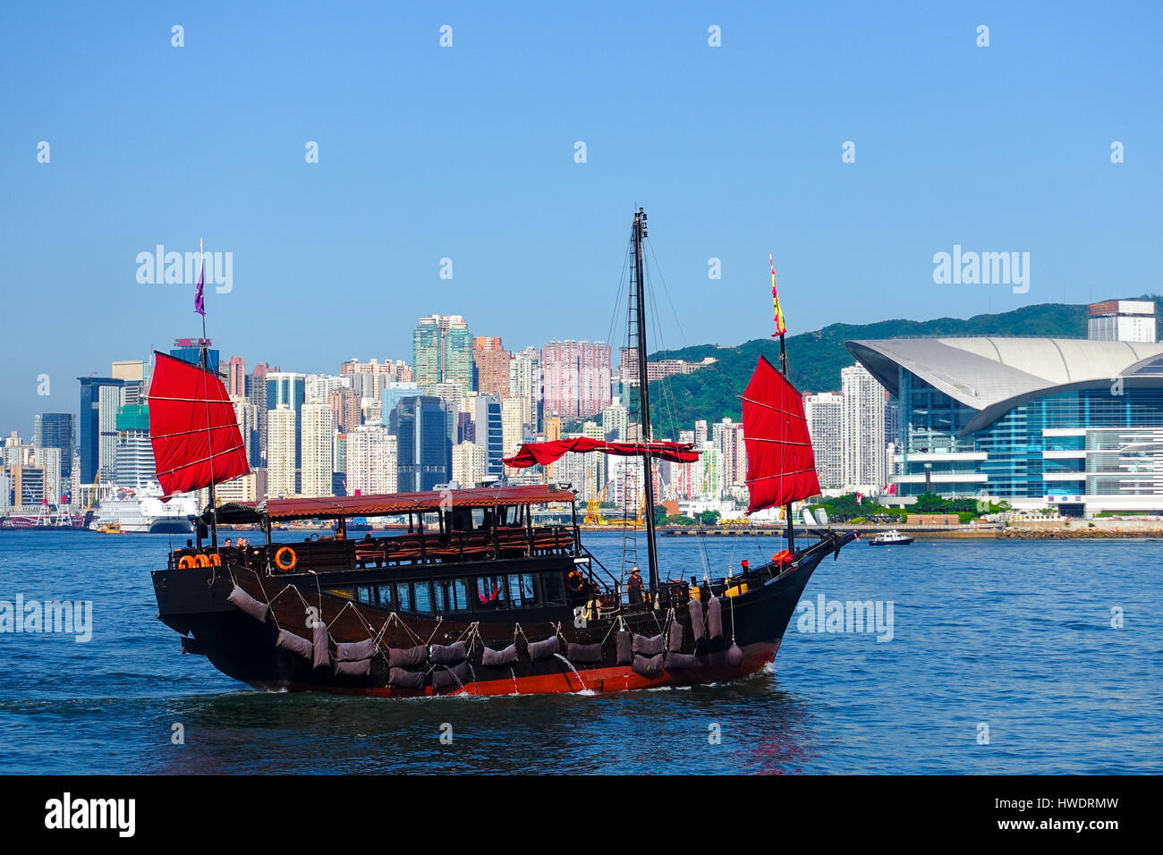 Il Red Sail cinese indesiderata in legno in barca a vela nel porto di Victoria e di Hong Kong Foto Stock