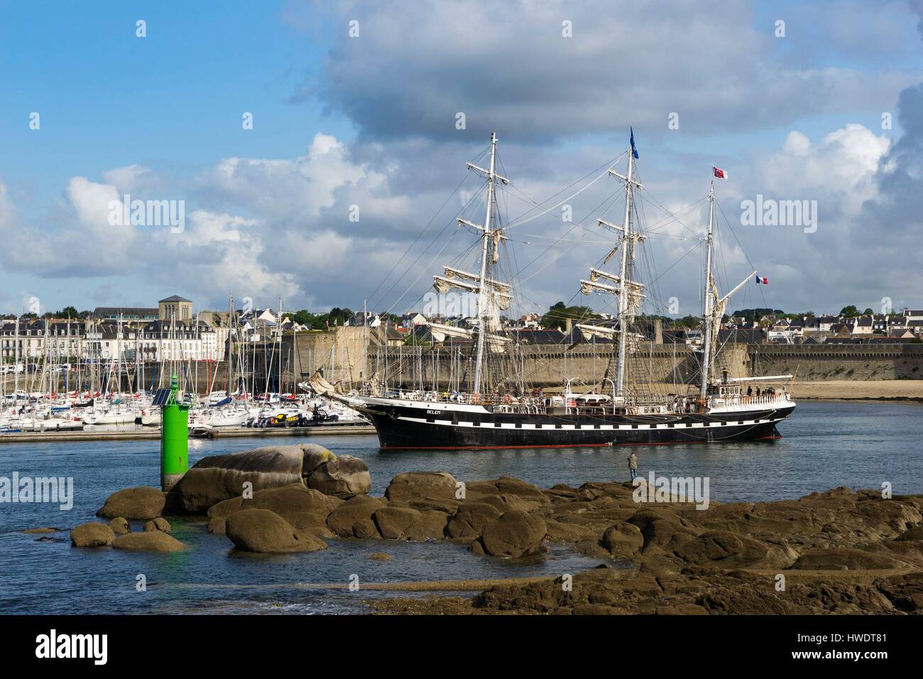 Francia, Finisterre, Concarneau, tre montanti di Belem, nel canale del porto di fronte alla città chiusa Foto Stock