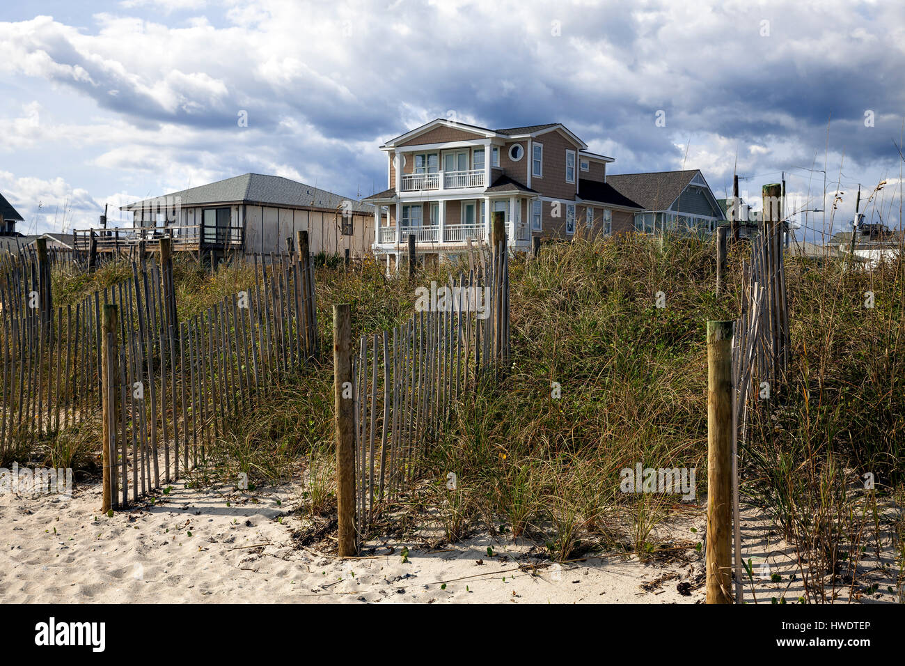 NC00922-00...North Carolina - recinti di sabbia sulla spiaggia ridge con case a Wrightsville Beach Foto Stock