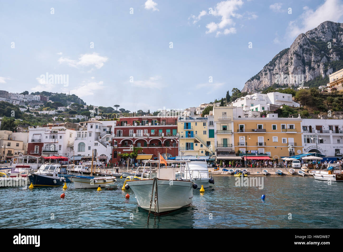 Capri, Italia - 31 agosto 2016: barche ormeggiate a Marina Grande sulla famosa isola italiana di Capri. Foto Stock