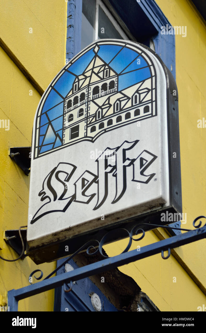 Leffe birra belga firmare al di fuori di un pub. Foto Stock