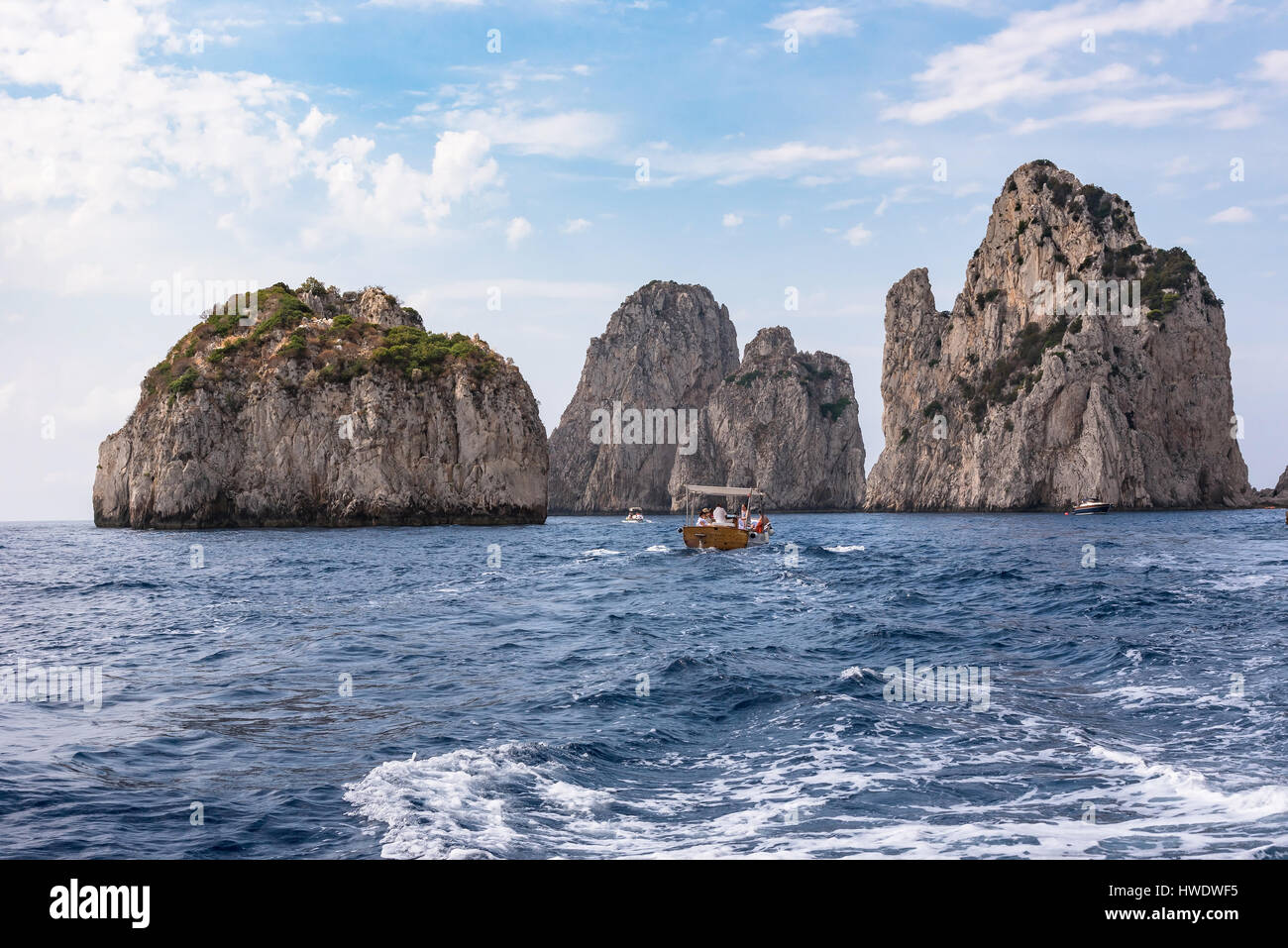 Capri, Italia - 31 agosto 2016: i turisti in una gita in barca ai Faraglioni di Capri Costa Foto Stock