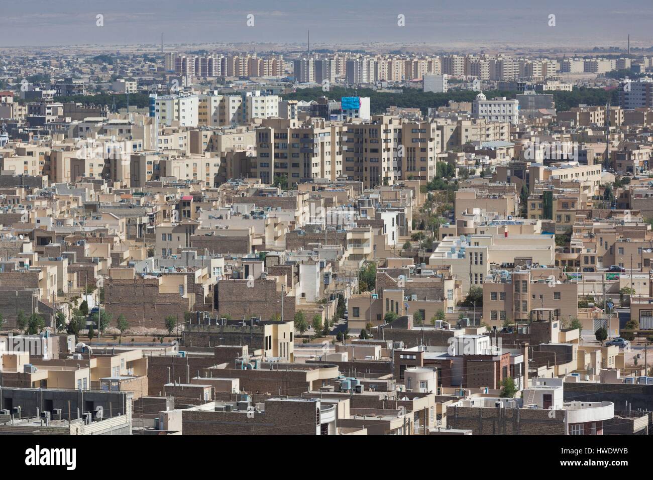 Iran, Central Iran, Yazd, elevati vista città dalle torri zoroastriana di silenzio complesso di sepoltura Foto Stock