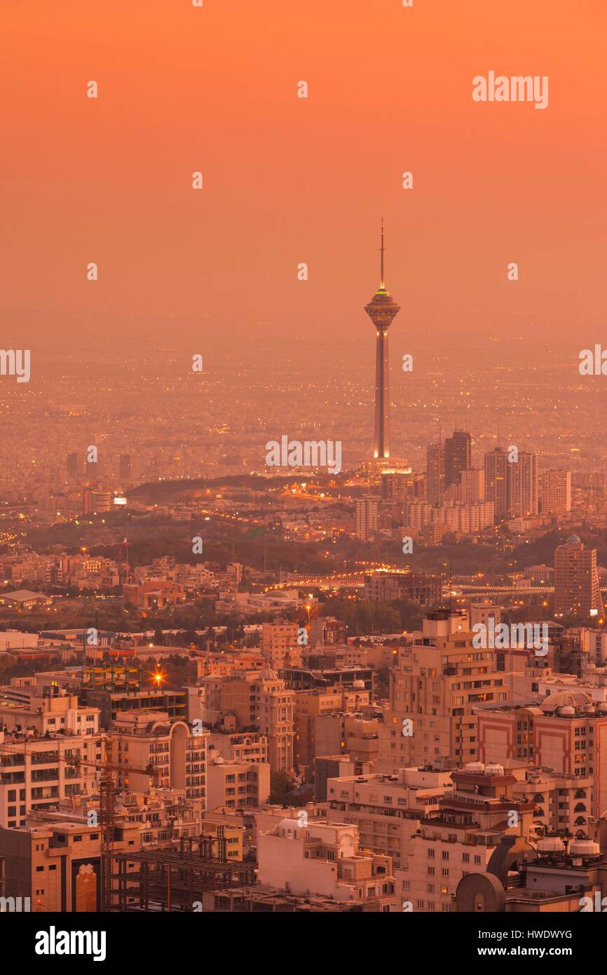 Iran, Teheran, elevati dello skyline della città con vista tfrom il tetto dell'Iran Park verso la torre di Milad, crepuscolo Foto Stock