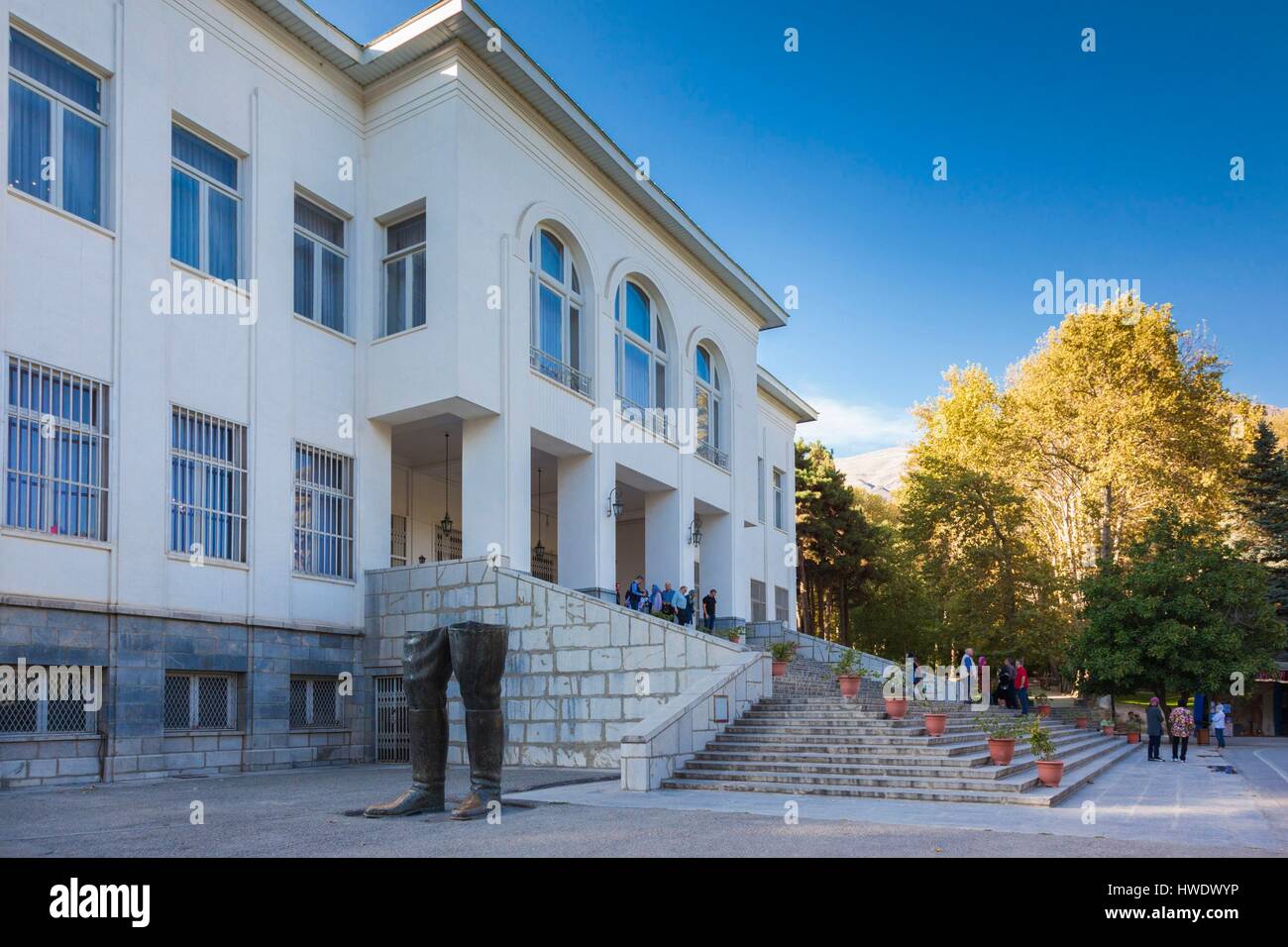 Iran, Teheran Sa'd Abad Palace complesso, residenza reale di estate durante il periodo Pahlavi, White Palace, Palazzo della nazione, i resti della statua di Reza Shah danneggiato durante la rivoluzione islamica Foto Stock