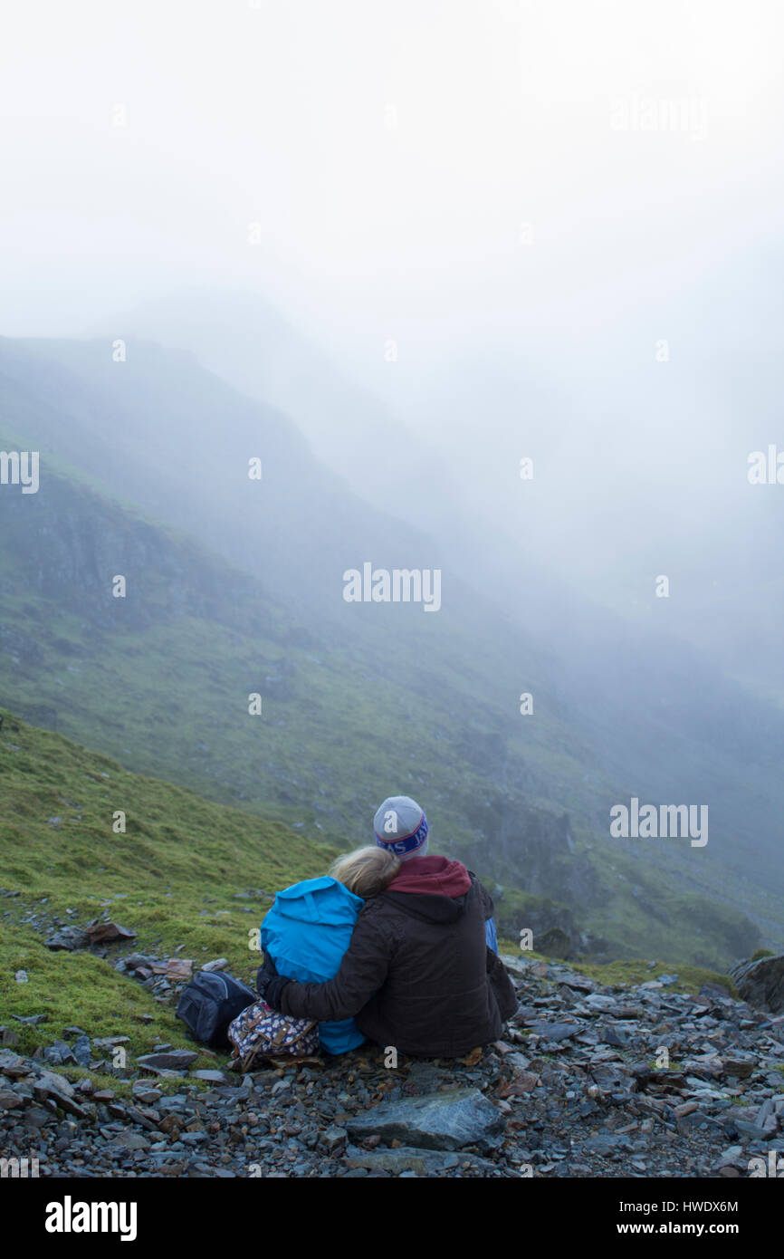Giovane seduto in montagne di Gallese Foto Stock