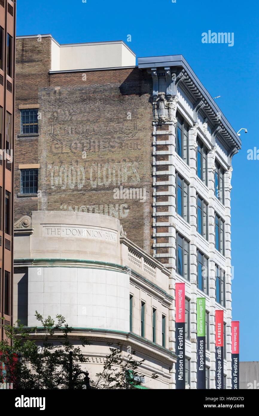 Canada, Provincia di Quebec, Montreal Downtown, vecchio edificio del Dominion Bank e il vecchio muro pubblicità Foto Stock
