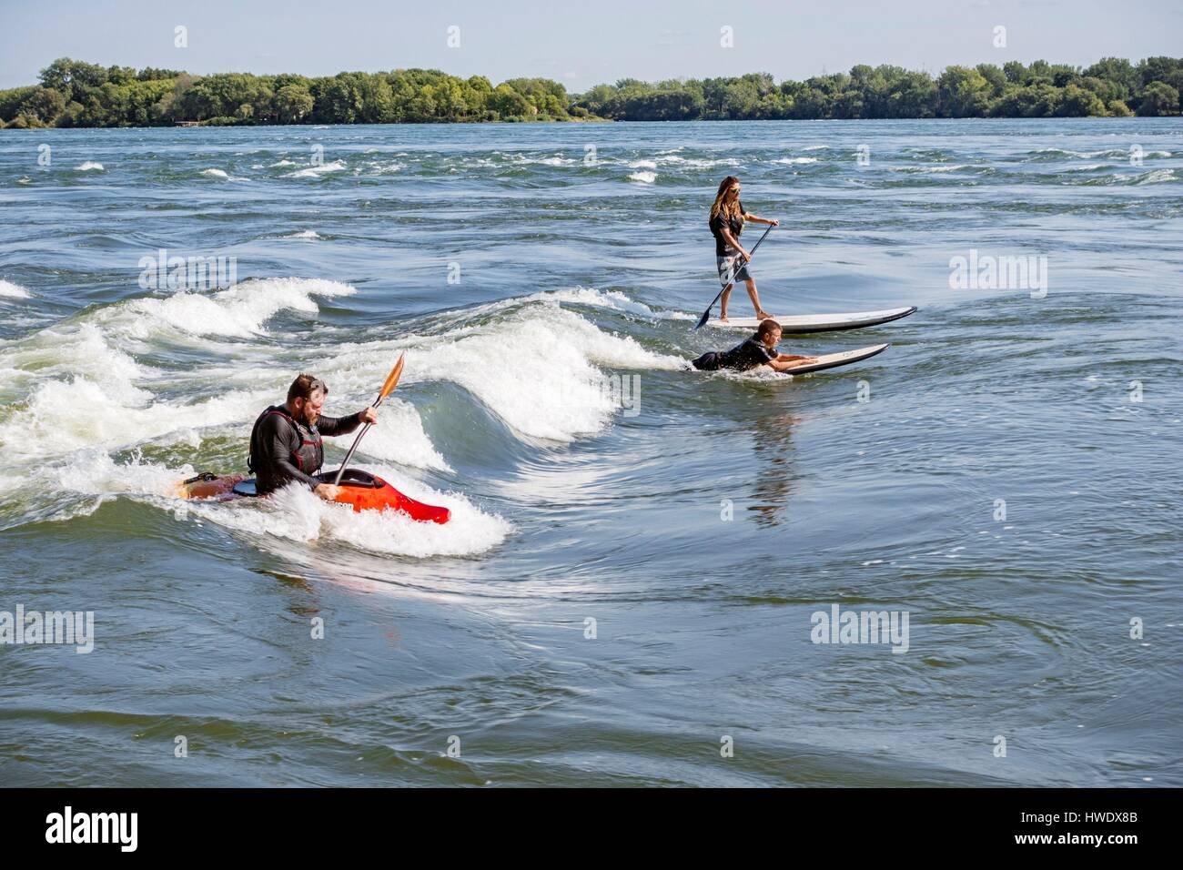 Canada, Provincia di Quebec, Montreal, LaSalle, Lachine rapids, surf e kayak  sulle onde naturali del fiume San Lorenzo Foto stock - Alamy