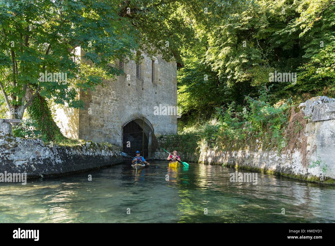 Francia, Savoie, Le Bourget du Lac, Costa Selvaggia, Kayakers nella parte anteriore del Grange Batelière del Royal Abbazia di Hautecombe Foto Stock