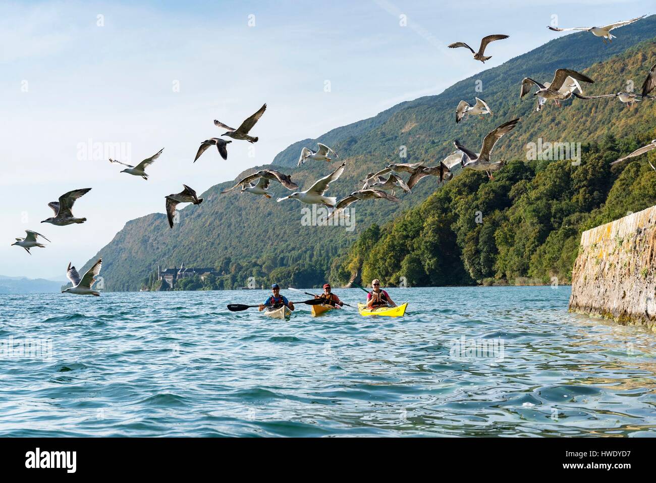 Francia, Savoie, Le Bourget du Lac, Costa Selvaggia, Kayakers lungo la costa selvaggia Foto Stock