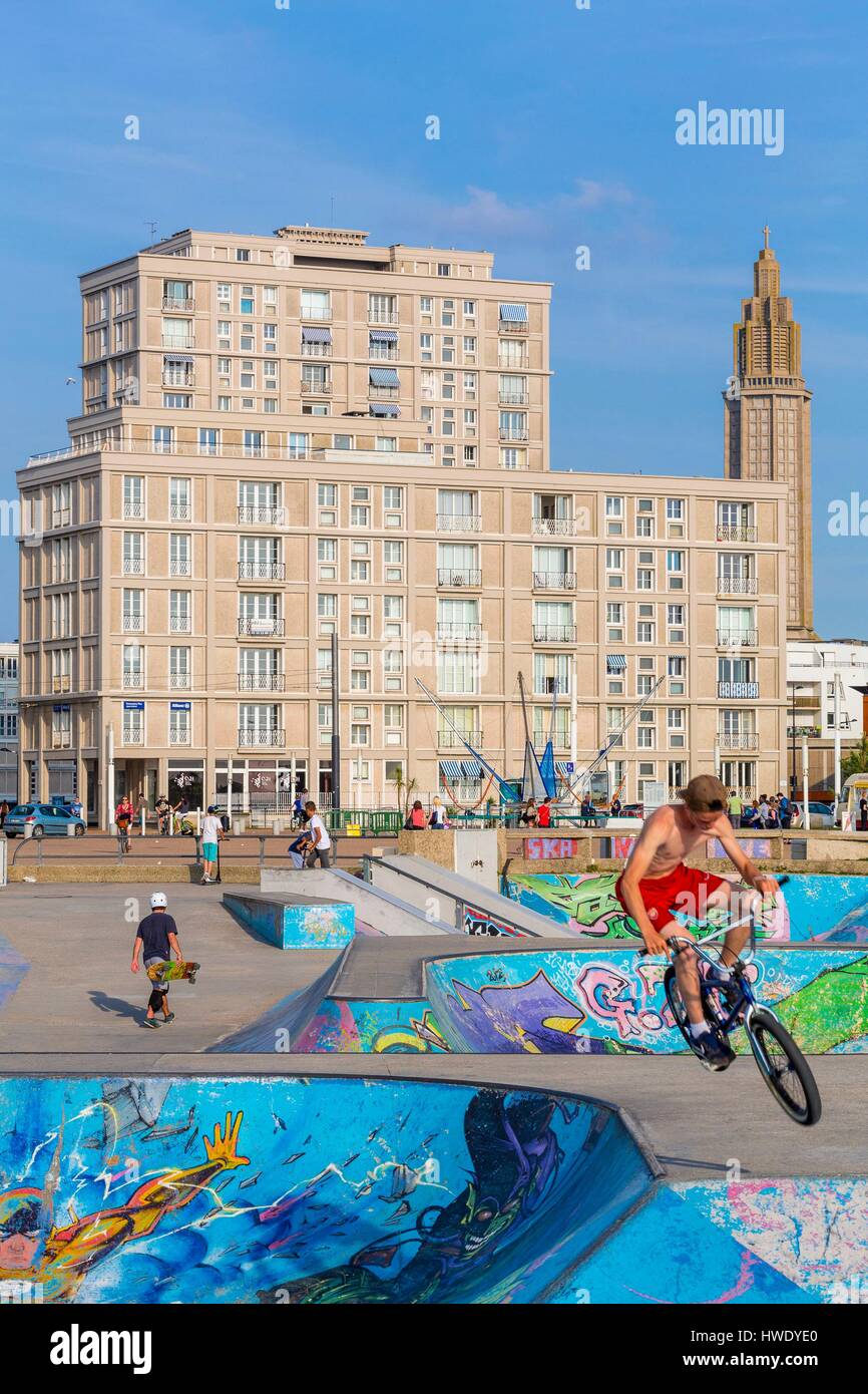 Francia, Seine Maritime, Le Havre, centro città elencati come patrimonio mondiale dall' UNESCO, skatepark (2006) con le Porte Oceane e il campanile della chiesa di San Giuseppe Foto Stock