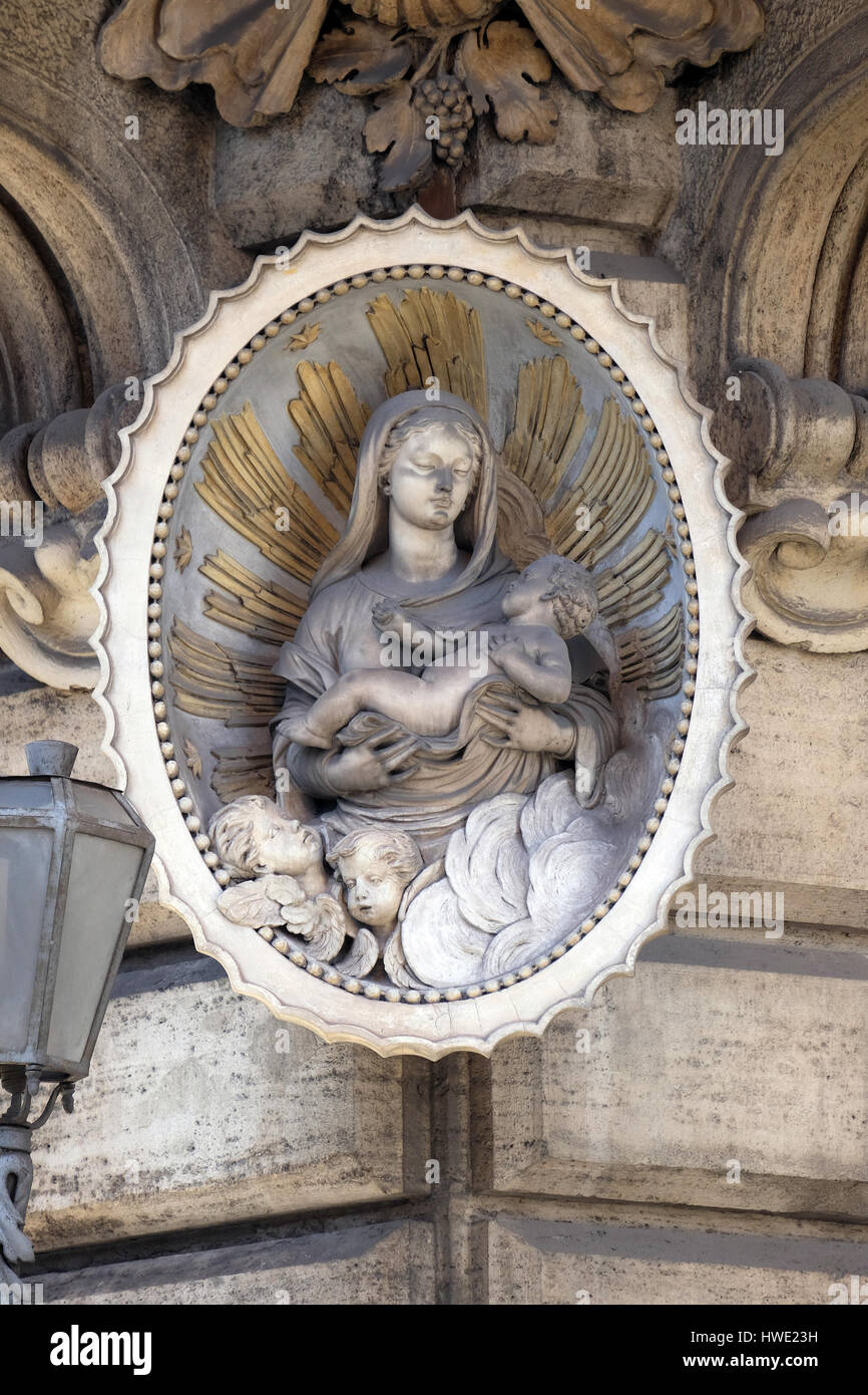 Immagine della Vergine Maria con il bambino Gesù sulla facciata di un palazzo in Roma (Italia) il 03 settembre 2016. Foto Stock