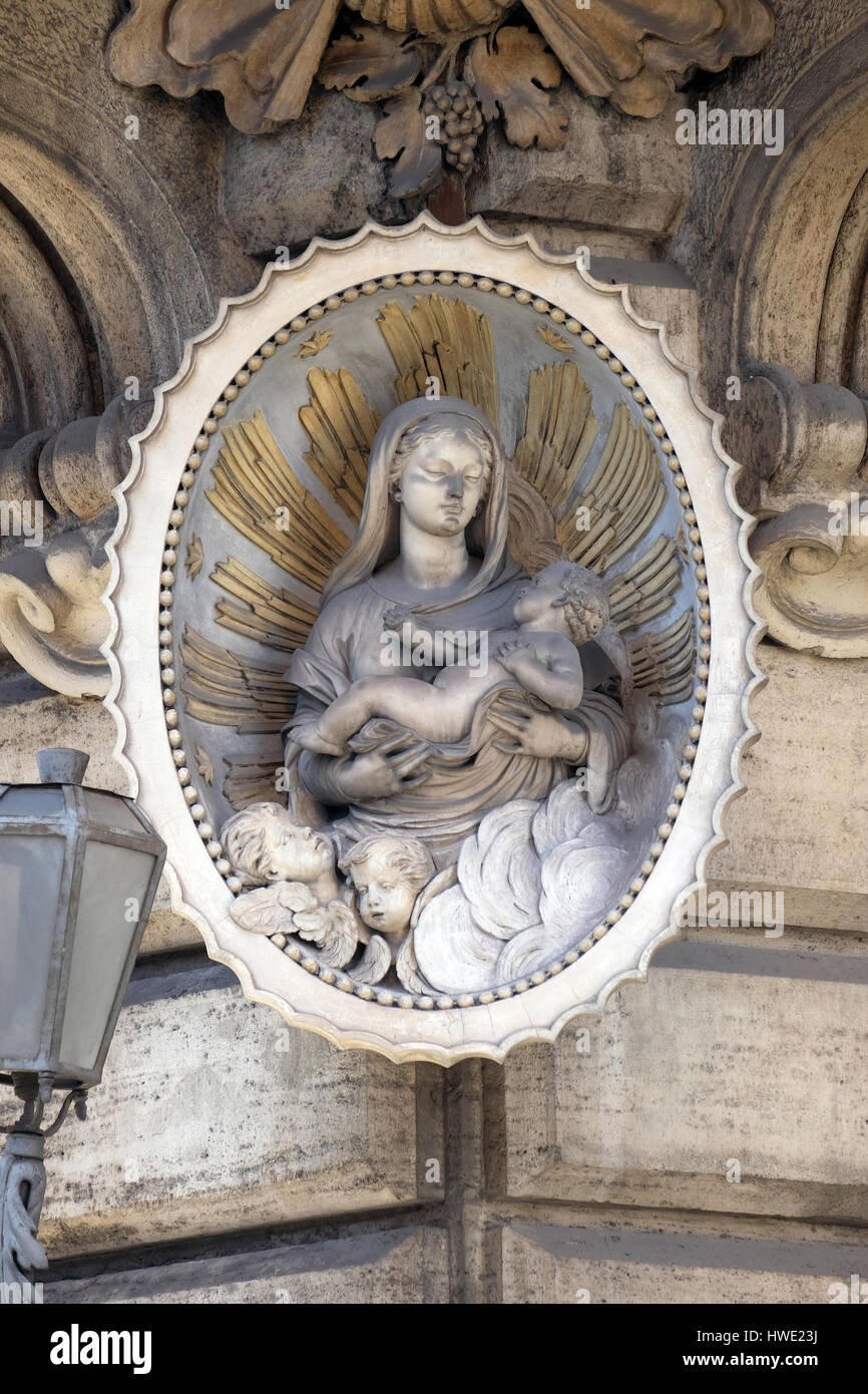 Immagine della Vergine Maria con il bambino Gesù sulla facciata di un palazzo in Roma (Italia) il 03 settembre 2016. Foto Stock