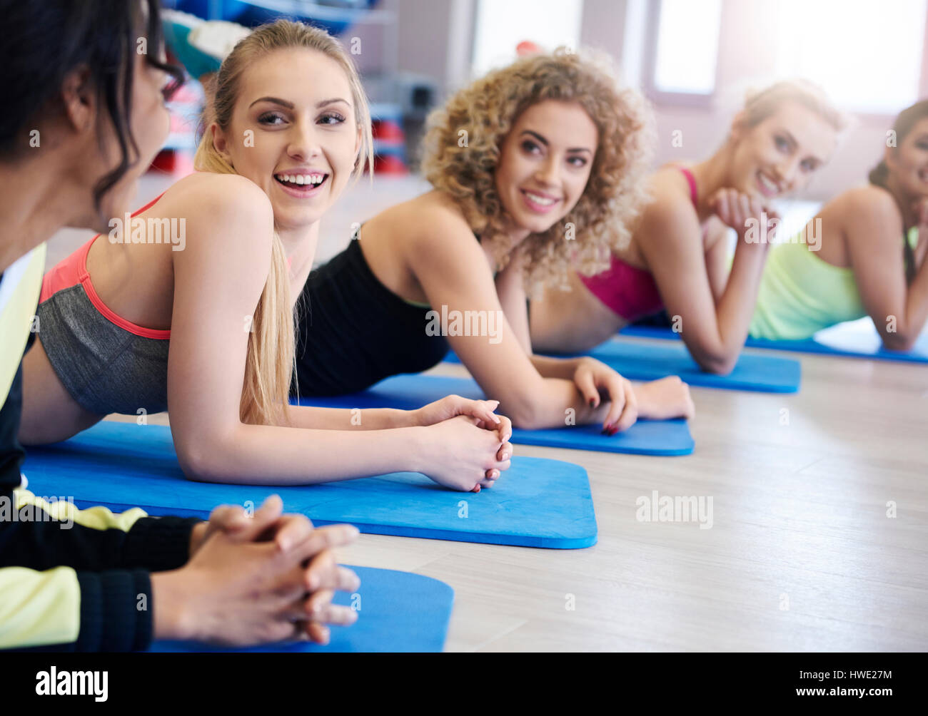 Pausa veloce su palestra sessione di classe Foto Stock