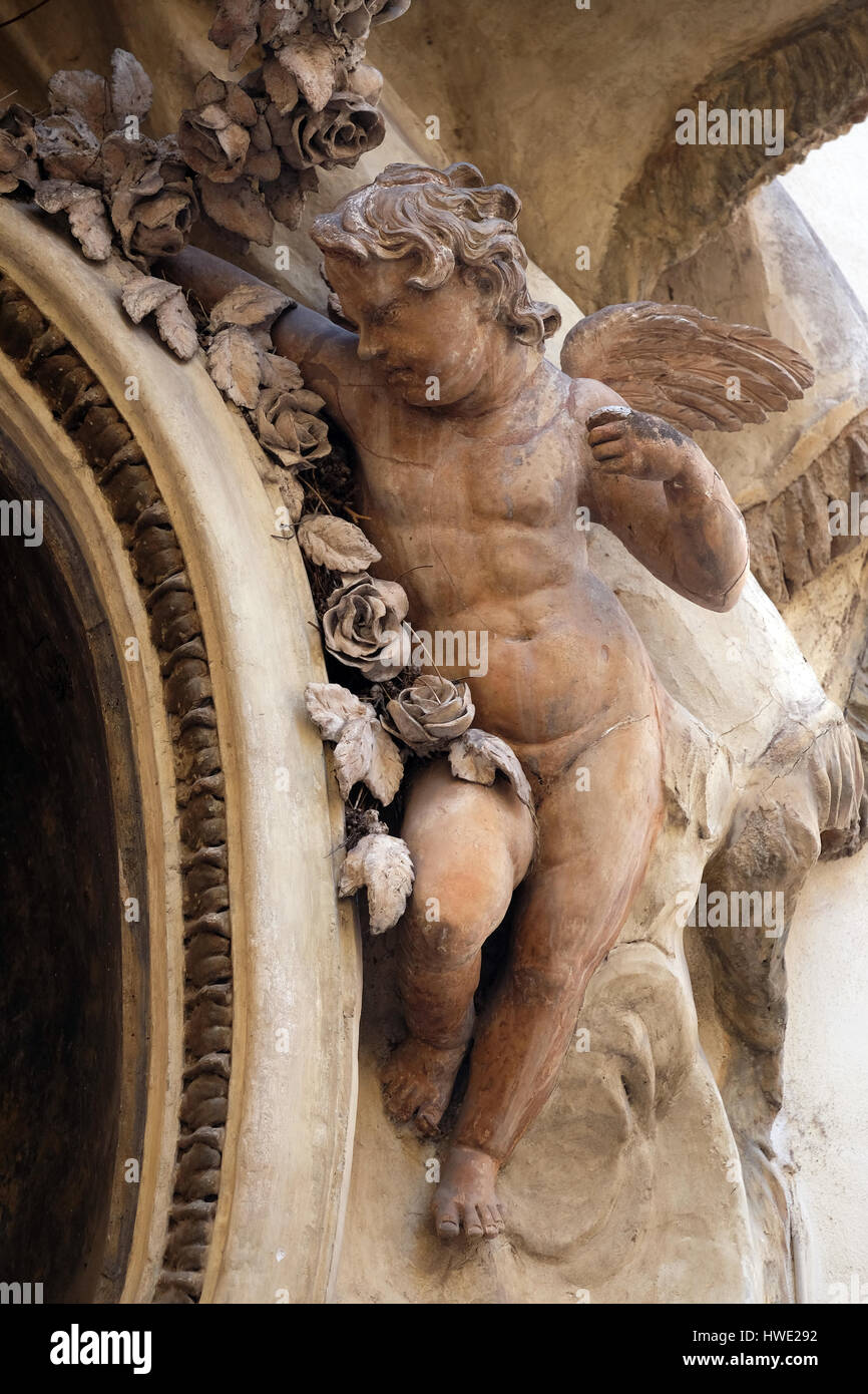 Statua di angelo sulla facciata di un palazzo in Roma (Italia) il 04 settembre 2016. Foto Stock
