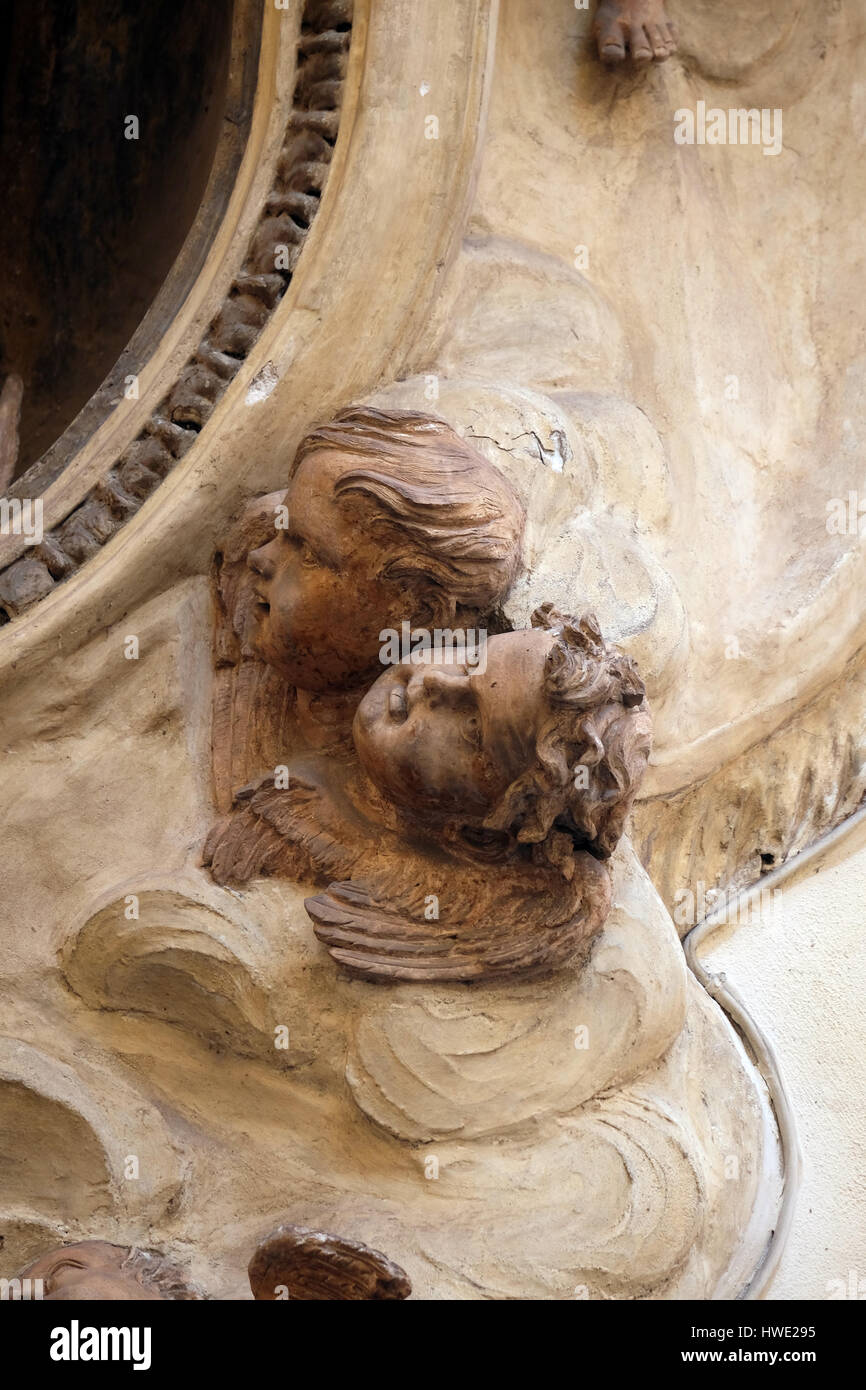 Statua di angelo sulla facciata di un palazzo in Roma (Italia) il 04 settembre 2016. Foto Stock