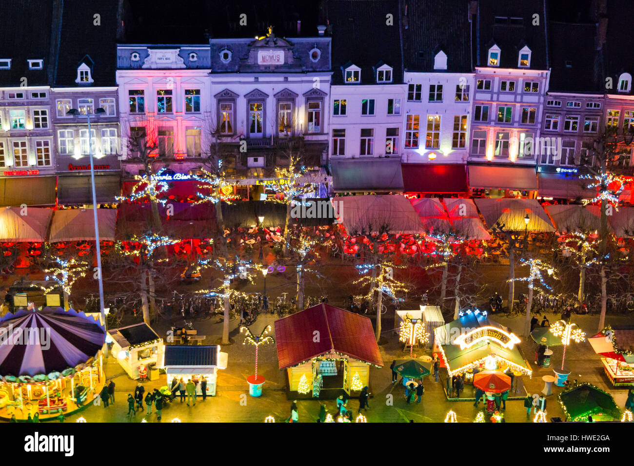 Mercatino di Natale in piazza Vrijthof nella città di Maastricht, Limburgo, Paesi Bassi Foto Stock