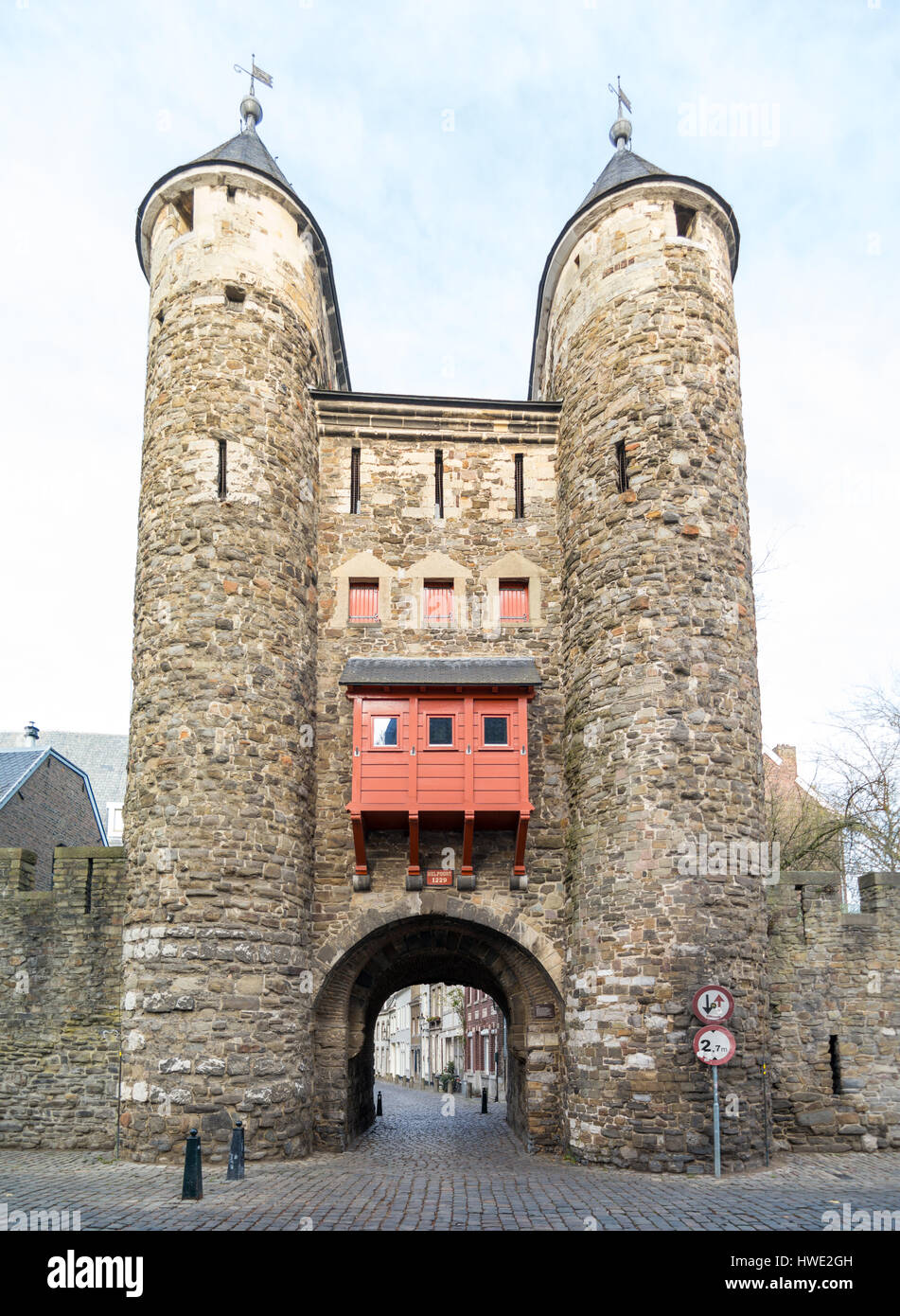 City Gate Helpoort, Hells gate, parte delle vecchie mura della città nel centro di Maastricht, Limburgo, Paesi Bassi Foto Stock