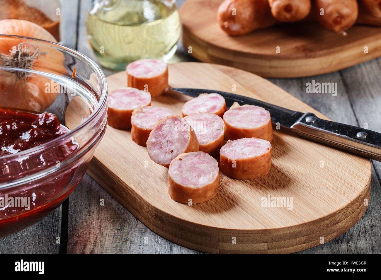 Ingredienti pronti per preparare il tedesco currywurst con salsa al curry. Cucina tedesca. Foto Stock