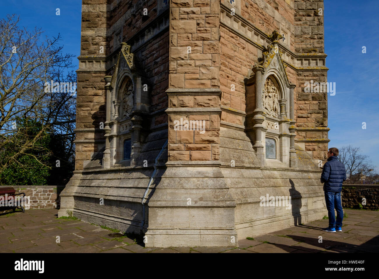 Cabot Tower a Bristol è un punto di riferimento che si erge sopra la città. Foto Stock
