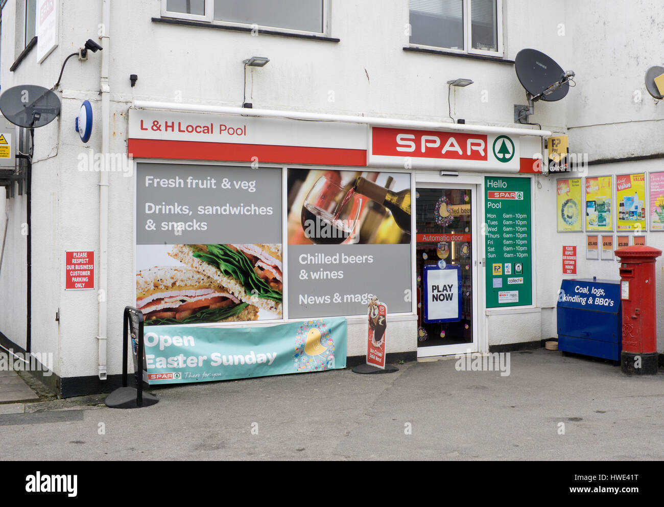 SPAR L & H negozio locale in piscina, Cornwall Inghilterra England Regno Unito. Foto Stock