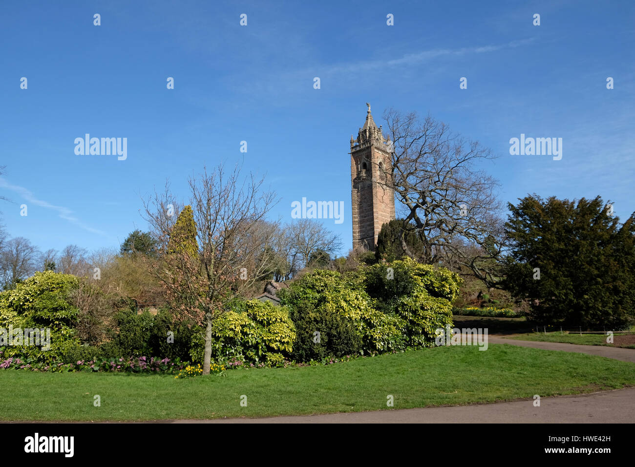 Cabot Tower a Bristol è un punto di riferimento che si erge sopra la città. Foto Stock