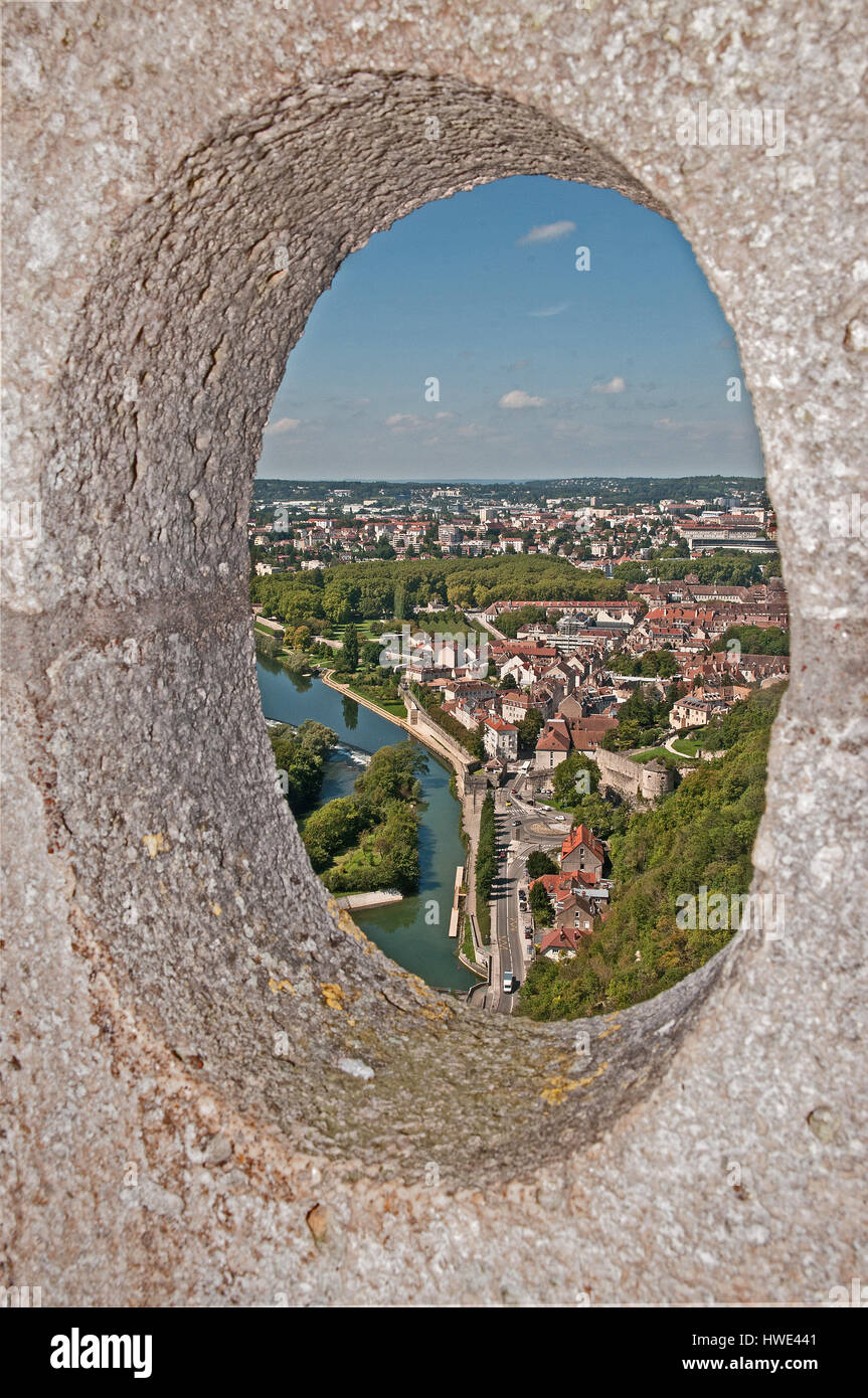 Guardando a nord del fiume Doubs throough una delle finestre di osservazione in una torre di avvistamento sulla west bastioni della cittadella, Besancon, Francia Foto Stock