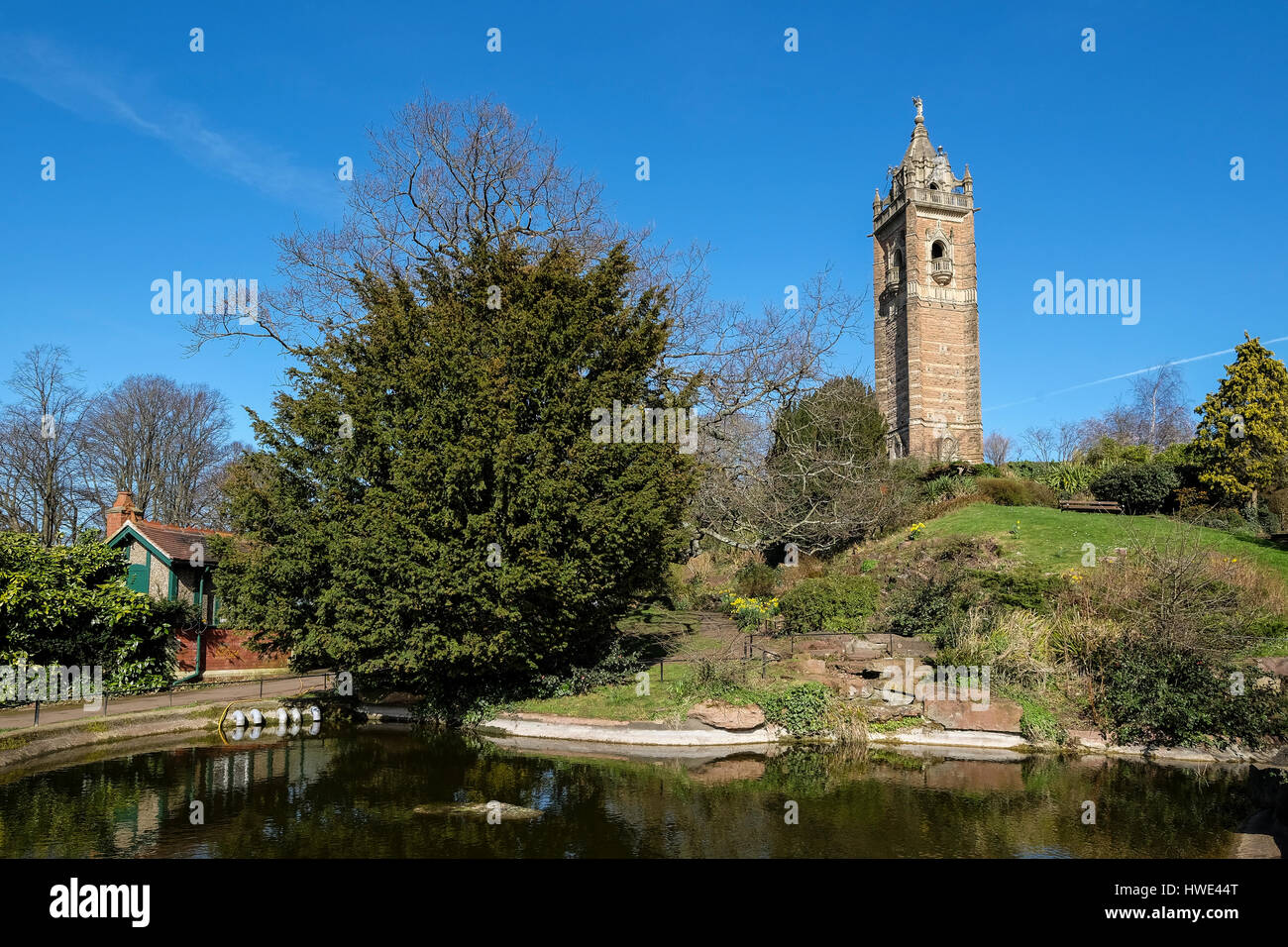 Cabot Tower a Bristol è un punto di riferimento che si erge sopra la città. Foto Stock