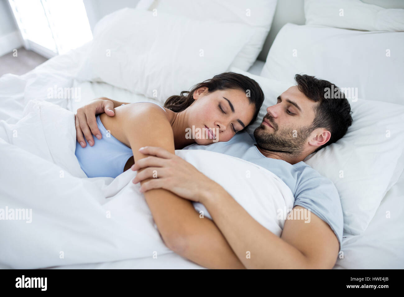 Immagine di un triste amare giovane risiede nel letto sotto coperta a  parlare con l'altro Foto stock - Alamy