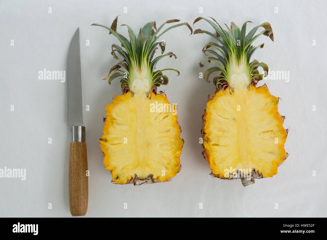 Close-up di ananas tagliata in due metà su sfondo bianco Foto Stock