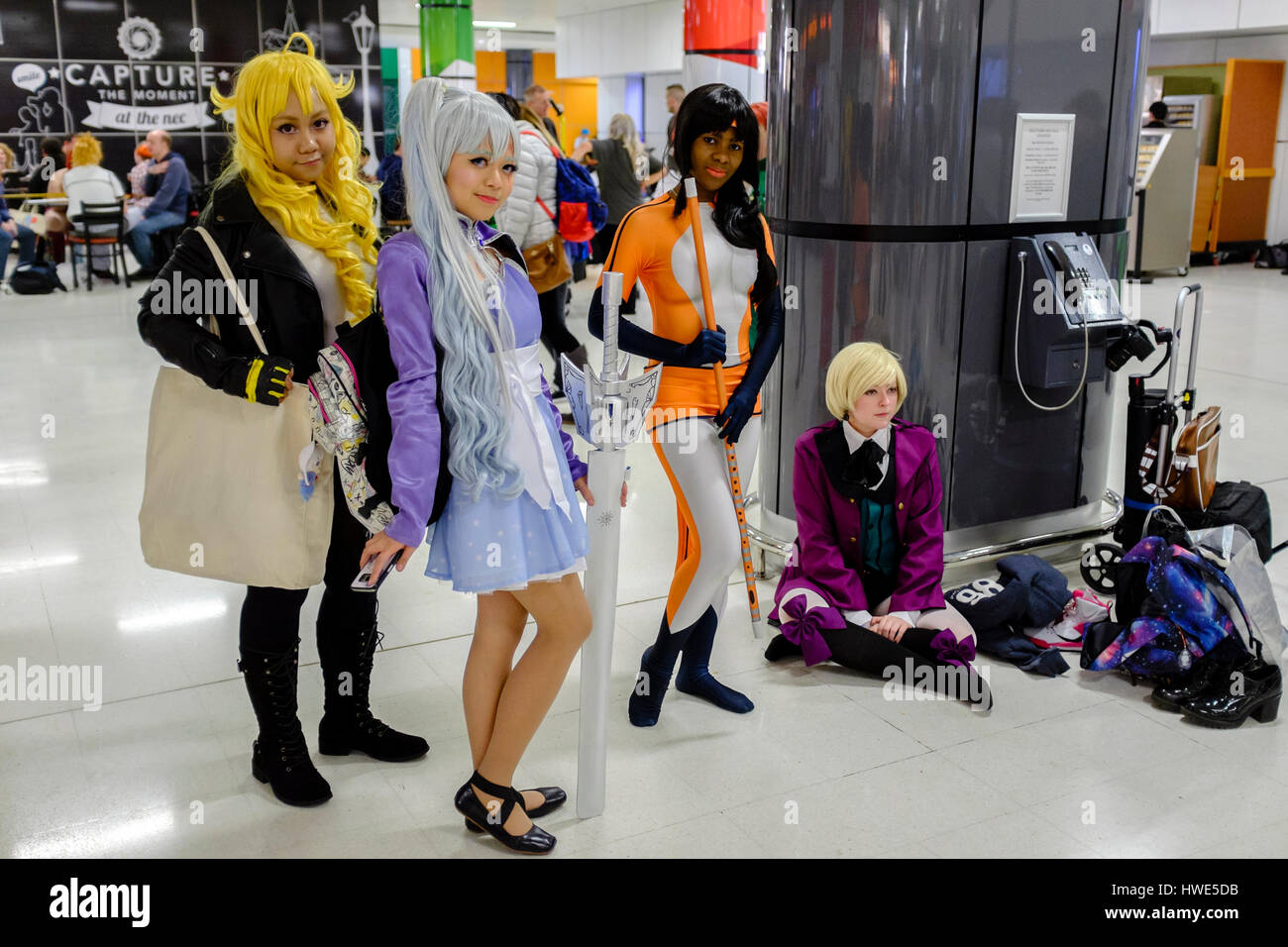 Un gruppo di giovani donne in costume Anime frequentare MCM con fumetti, Birmingham, Regno Unito 2017 Foto Stock