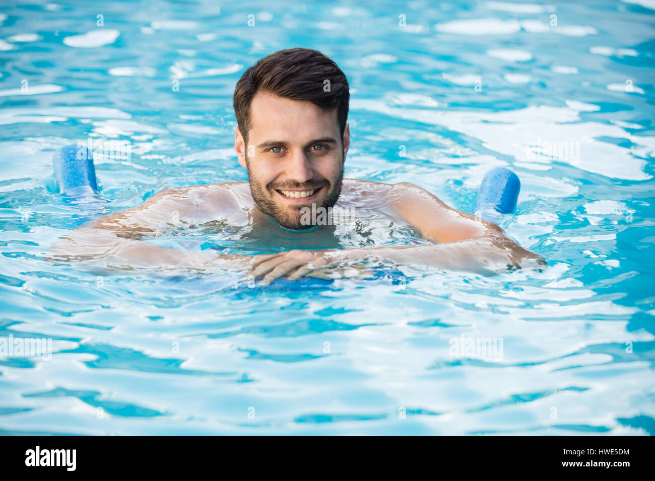 Giovane uomo nuoto con tubo gonfiabile in piscina Foto stock - Alamy