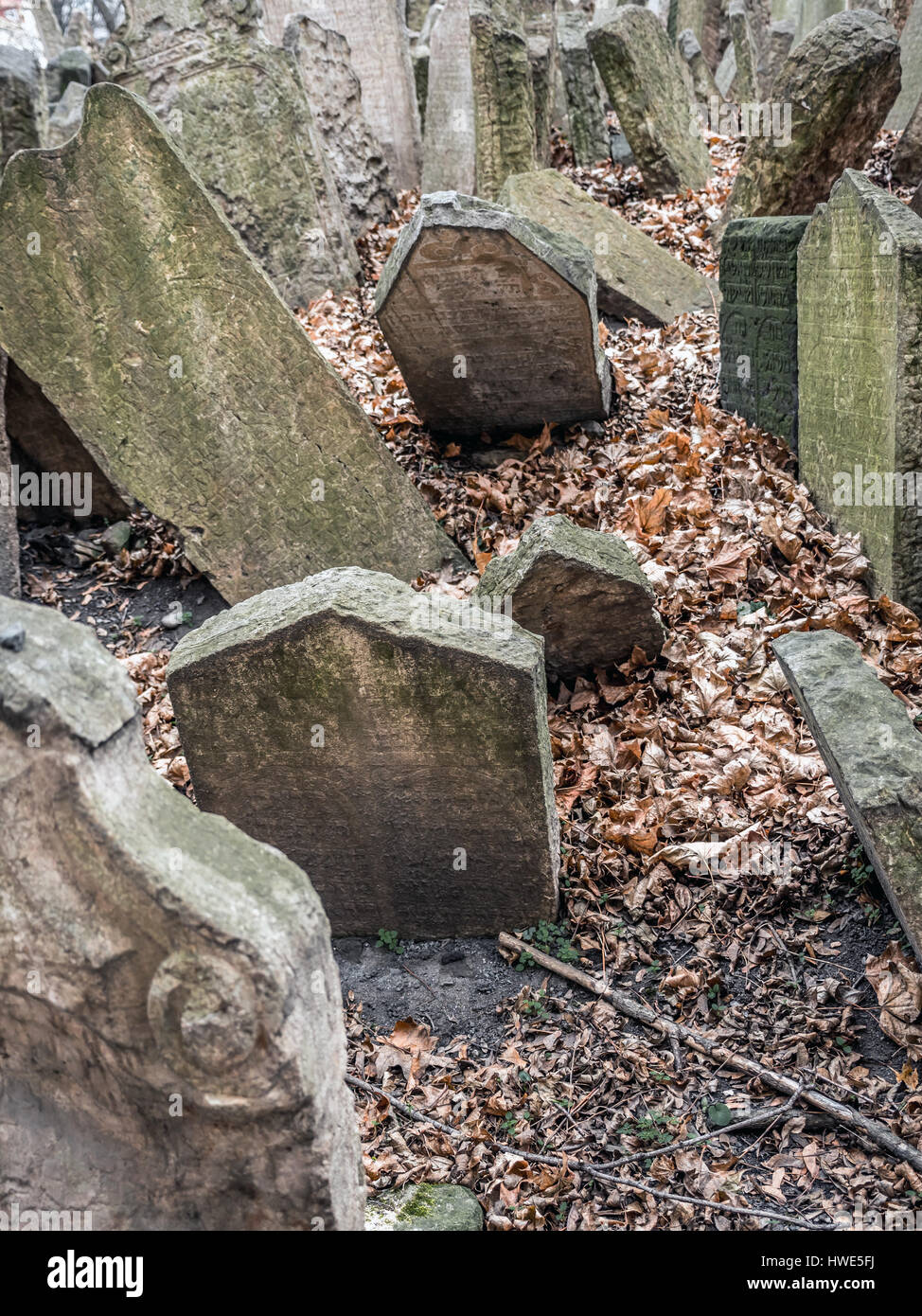 Lapidi presso il vecchio cimitero ebraico di Praga, Repubblica Ceca Foto Stock