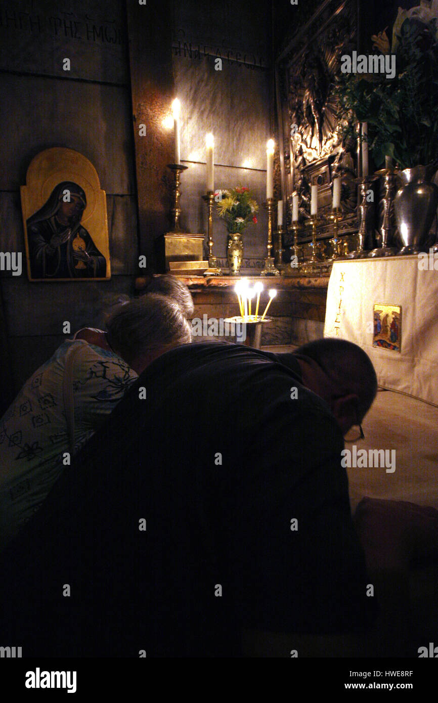 Pellegrini pregare presso la tomba di Gesù nella Chiesa del Santo Sepolcro di Gerusalemme Foto Stock