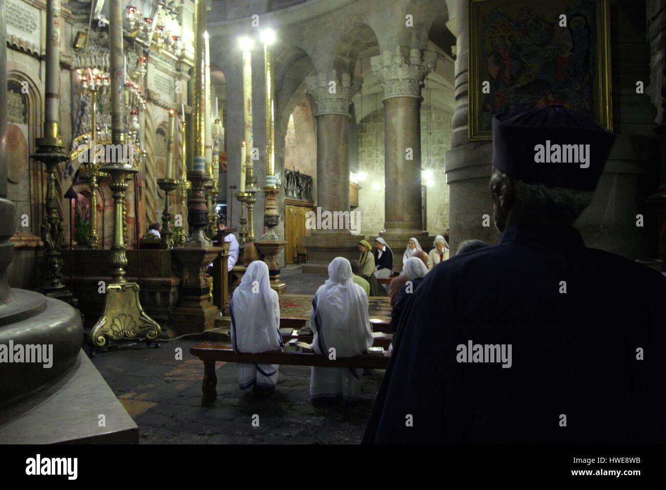 La mattina presto prima dell'arrivo dei pellegrini provenienti da tutto il mondo, suore in preghiera nella chiesa del Santo Sepolcro di Gerusalemme Foto Stock